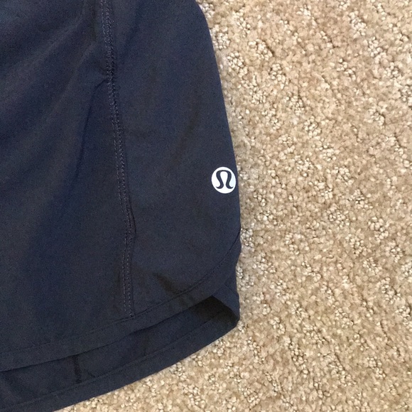 Lululemon Speed Up Mid-Rise Lined Short in black size 6 - Picture 6 of 9